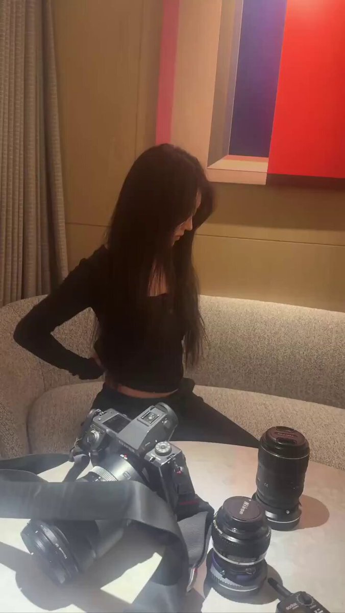 长发美女摄影师酒店诱惑，镜头前暴露黑丝美腿玩弄大炮