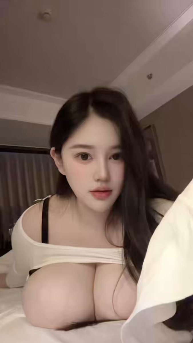 ホテルの巨乳美女 深Vで乳を露出、胸がはちきれんばかりに揺れ続ける