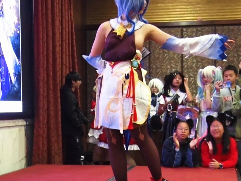 অ্যানিমে কনভেনশনে, মহিলা সেলিব্রিটিদের তাদের স্তন উন্মোচন করতে, উত্তেজক ভঙ্গি করতে এবং নগ্নতার সীমানা পেরিয়ে ফটোগ্রাফারদের মেমোরি কার্ডগ...