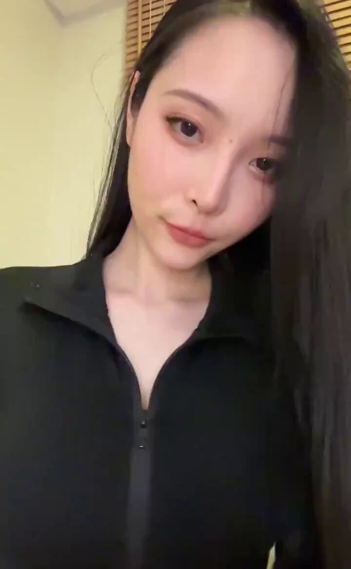 黑衣狐狸精拉开拉链露出巨乳自摸诱惑！123av.fun独家福利