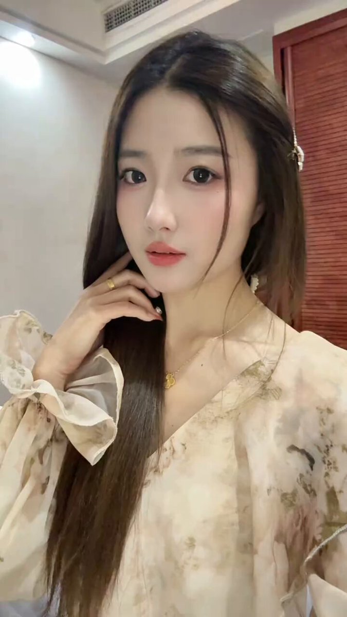 ホテルで清純なロングヘア美女の誘惑　薄手のシースルー低めの胸元が美しい谷間を見せる