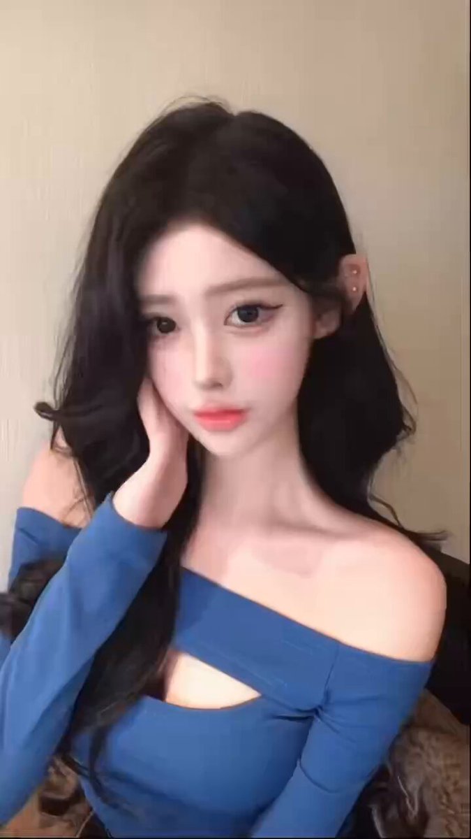 黑长直美女蓝衣露乳诱惑自摸，巨乳深沟等你舔！