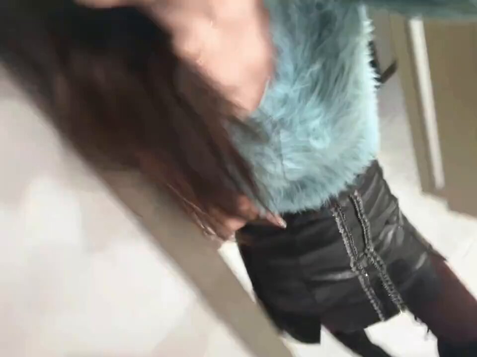 楼梯诱惑！黑丝美女翘臀摇曳超短皮裙走光秀