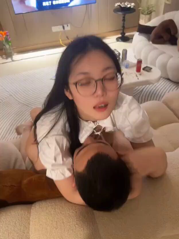 眼镜美女骑乘猛男脸庞狂舔热吻沙发激战