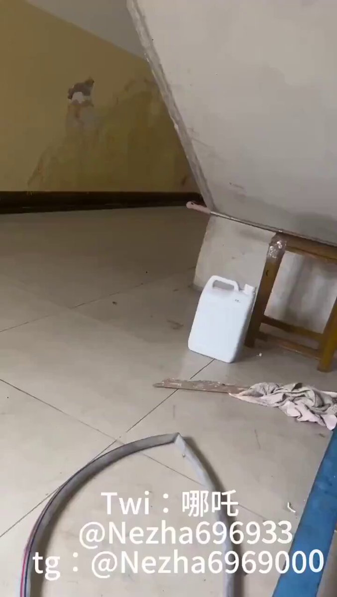 Atraí a un compañero de clase al ático de la escuela y le pedí que me tocara la vagina y me estimulara. Fue tan excitante que tuve un org...