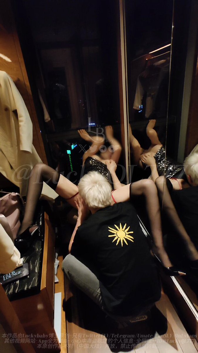 ホテルの鏡の前で黒ストッキングのセクシーな女性が脚を大きく開き舐められ、ベッドで激しく騎乗して絶頂して潮吹く