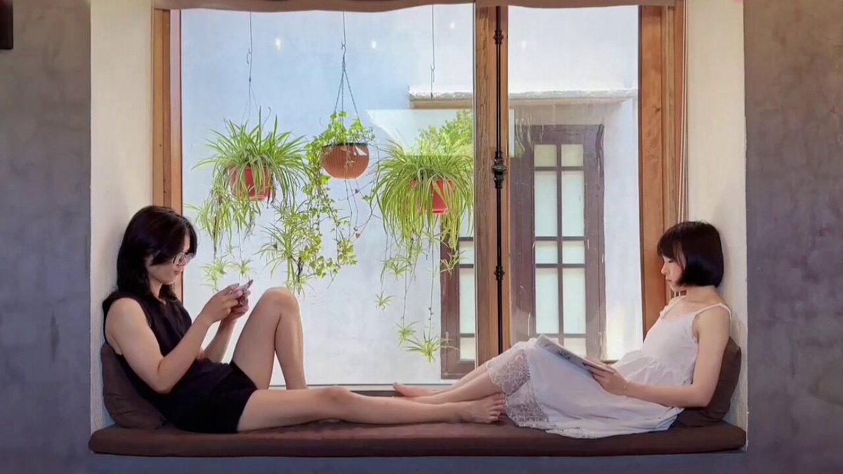 窓辺の長い脚の美女二人の誘惑、ミニスカートとキャミソールで美脚とプリッとしたヒップを披露！