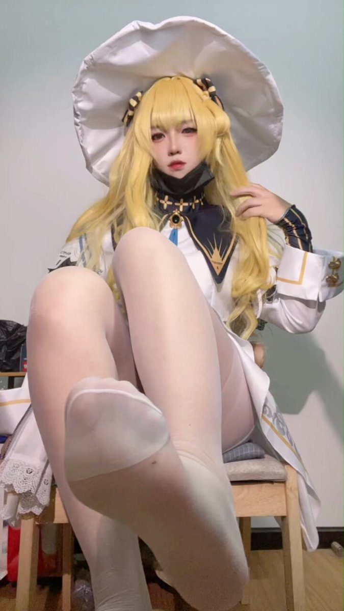 原神金色修女Cos美少女大开腿秀白丝美脚诱惑
