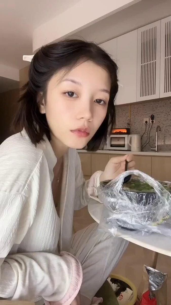 キッチンの誘惑！清純な美女が床にしゃがんで野菜で遊ぶ、バスローブが半開きで巨乳と大きなお尻を露出