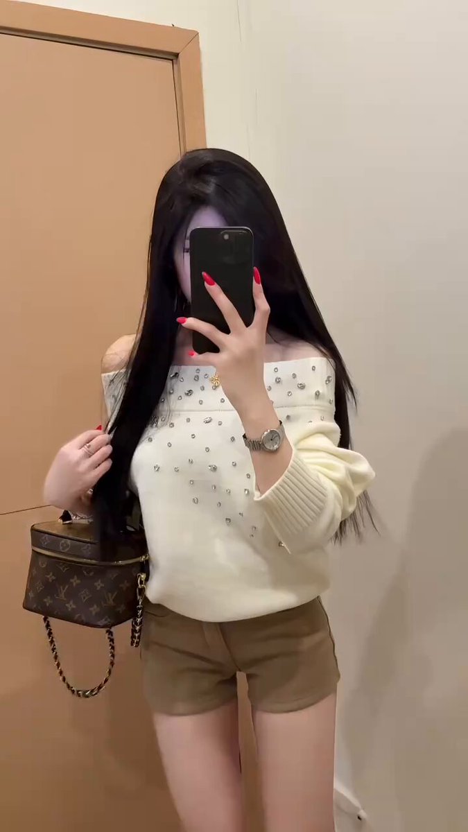 黑长直美女自拍诱惑！白毛衣露肩短裤秀美腿