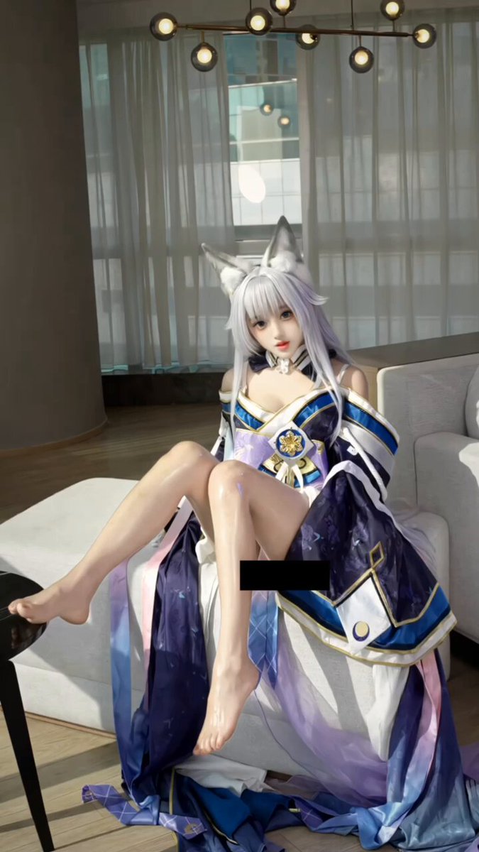 银发狐耳Cos美少女沙发上大秀美腿诱惑