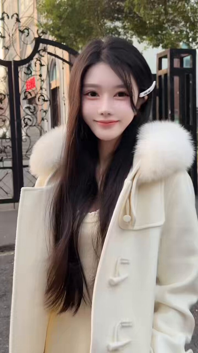 Foxy Beauty in a White Fur-Collared Coat Tempts on the Street, Her Foxy Eyes Enchant!