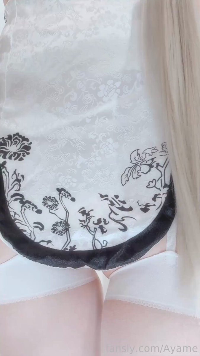 長髪の美女が旗袍で魅せる、ストッキングの股開きでプライベートエリアを露出