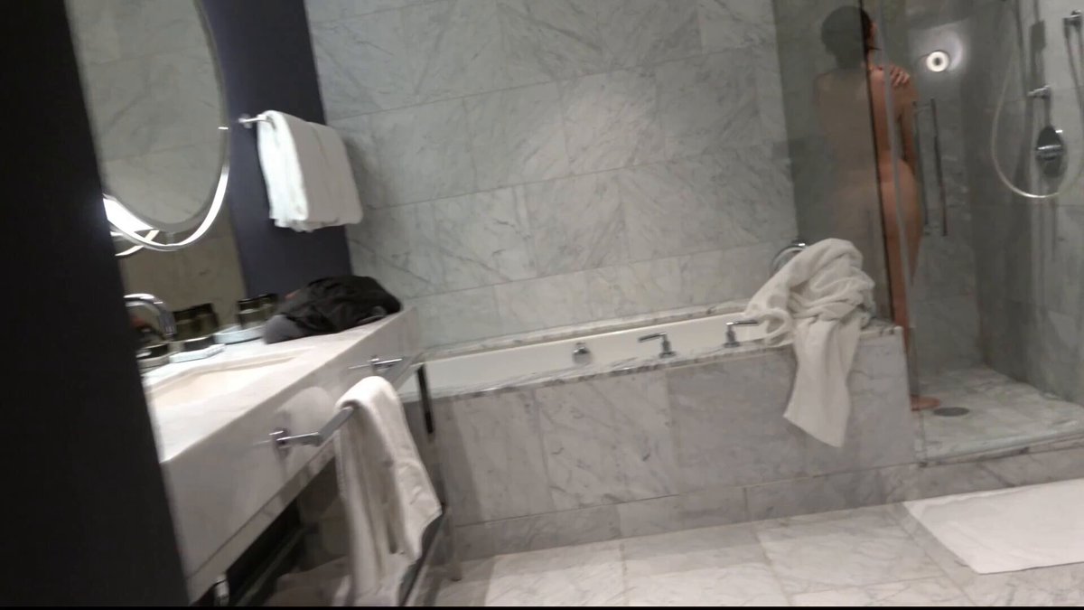 期待已久的时刻终于到来，她同意献出她紧致的后门。她已婚，但单身，即将成为我一直认为她有潜力成为的肛交女王。你们的要求，我满足了。去看看她...