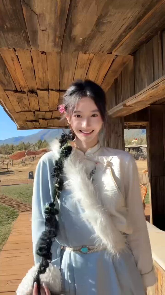 蒙古美女汉服诱惑舞，草原上撩人手势玩转奶子！