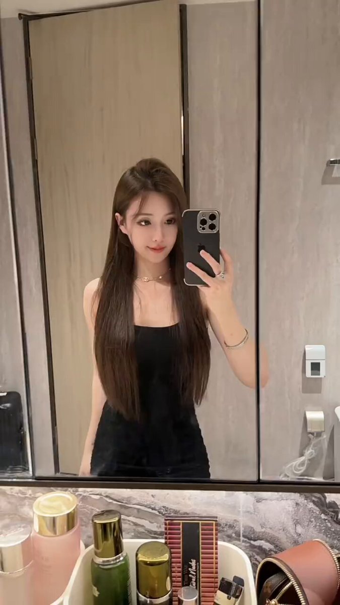 ホテルの浴室で妖艶美女の自撮り！黒ストッキング＆キャミが超誘惑、美乳と長い脚を大胆披露