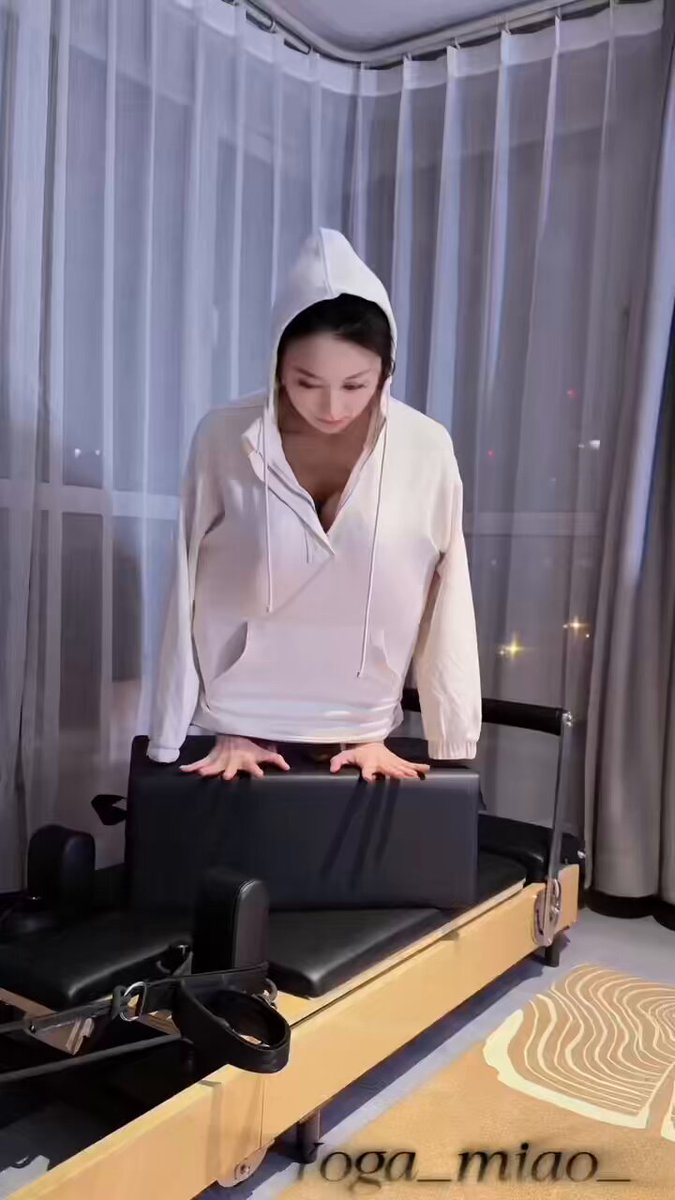 瑜伽女神miao劈腿露乳大秀！翘臀狂扭私处全暴露