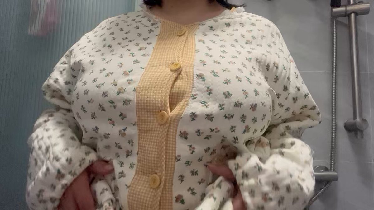 睡衣下的大奶子
 
 
 