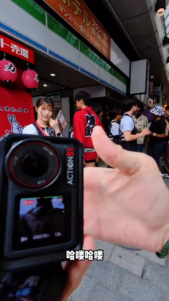 街頭でナンパ！日本の美女がベビーカーを押して豊満な胸を揺らす誘惑、警察の追跡で刺激的に逃走