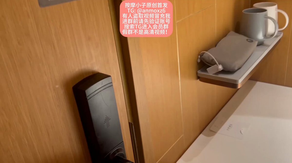 95后极品小白领做精油spa，明星颜值，酷似明星杨颖，170长腿极品身材，前期高冷，后期淫荡，闷骚本性暴露无遗，淫水顺着阴毛流到床单上，主动抚摸...