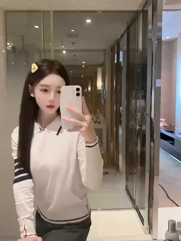 #上海首次🎬 極品小🉑愛人間煙火山河遠闊無一是我在讀女大身高:168 c 體重:83 年齡:05 0整容無紋身溫柔素質高,可素顏見線下約會聯絡QQ請看首頁看...