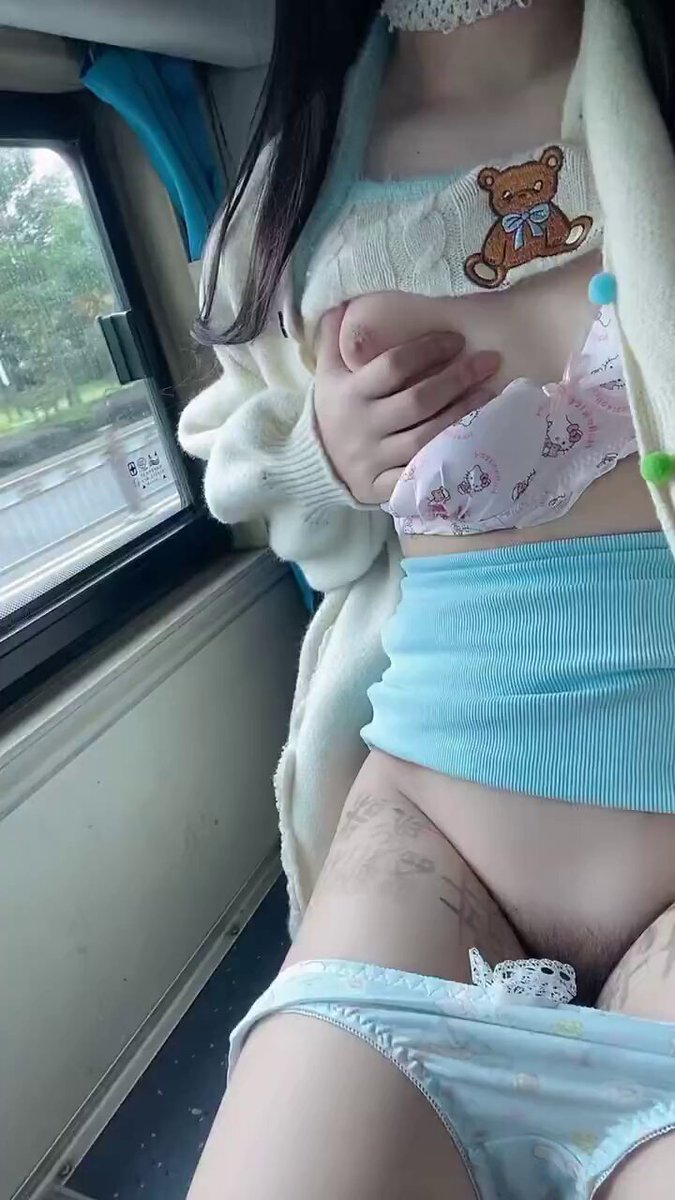 公交车上露出，好喜欢在公共场合暴露自己的身体！怕被发现，又想被发现。 