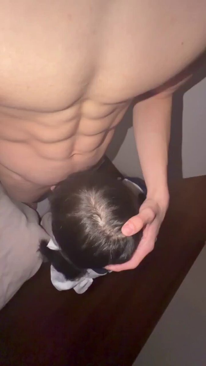 肌肉猛男深喉小鲜肉！鸡巴直捅喉咙狂抽插