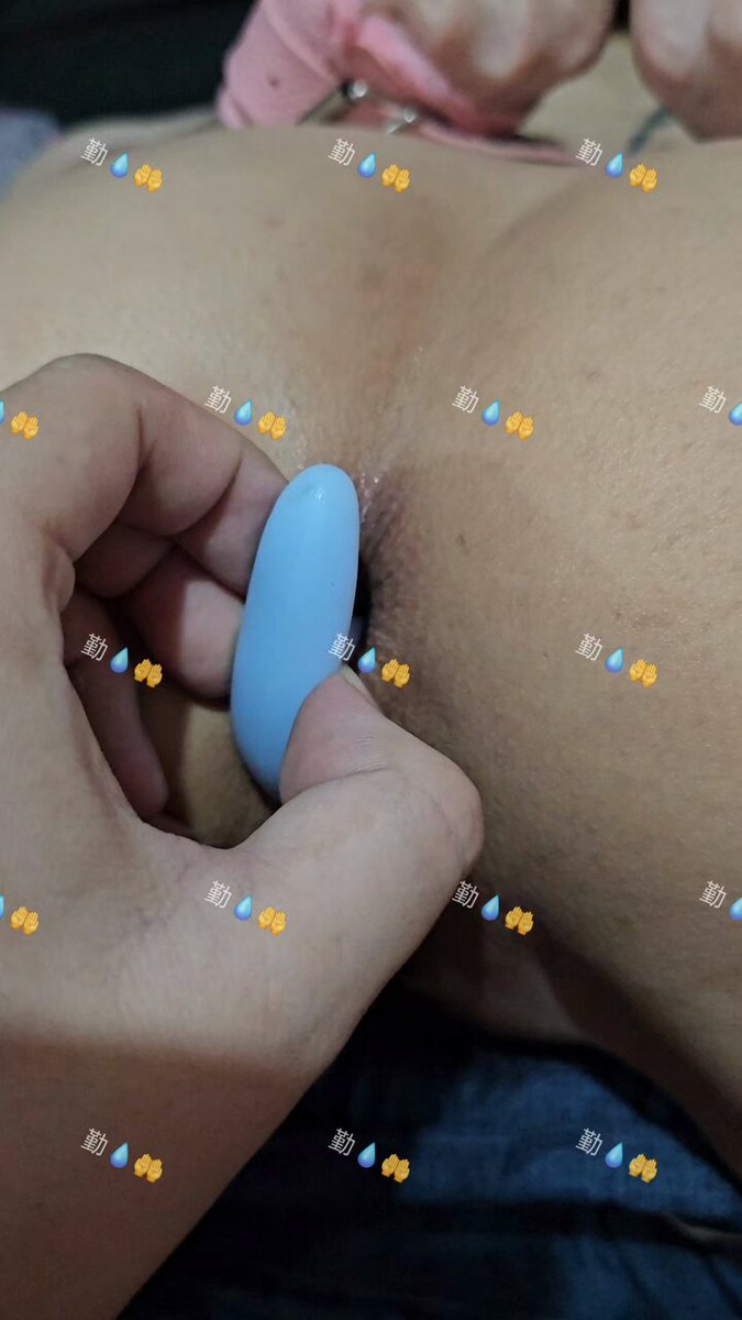 翘臀骚穴被蓝色跳蛋猛插！淫水直流高潮喷射