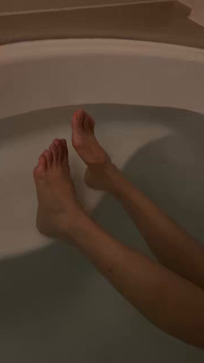 Bathtub: Beautiful Legs and Perky Butt Frenziedly Rubbed to Orgasm