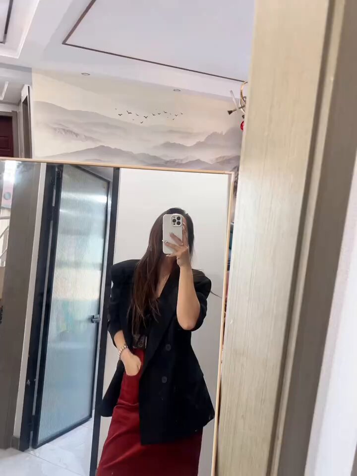 OL美女の鏡前セルフィー誘惑！黒いジャケットと赤いドレスから溢れる止められない色気