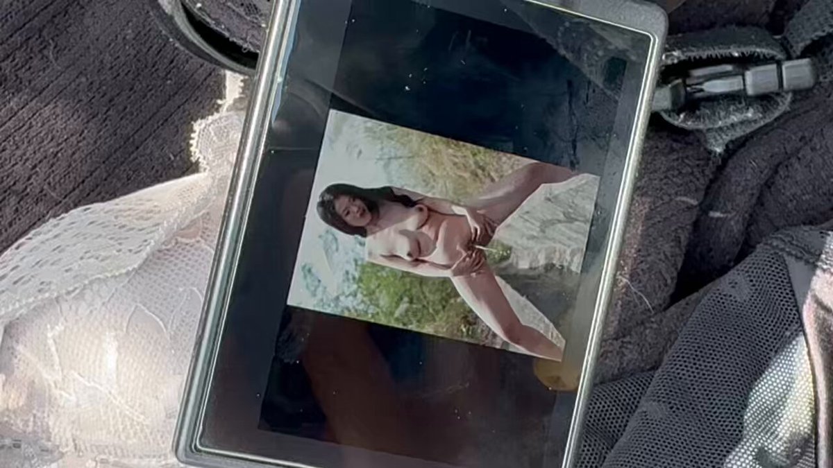 平板上看美女户外大开腿露粉嫩骚穴