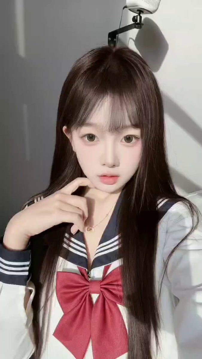 清纯水手服少女诱惑自拍，巨乳若隐若现等你来肏！