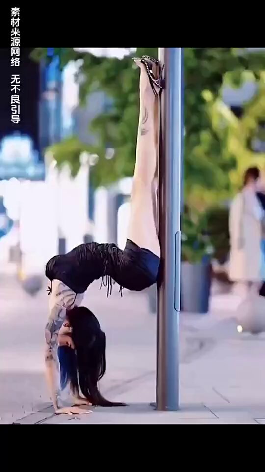街头一字马！纹身辣妹极致劈腿大秀翘臀蜜穴