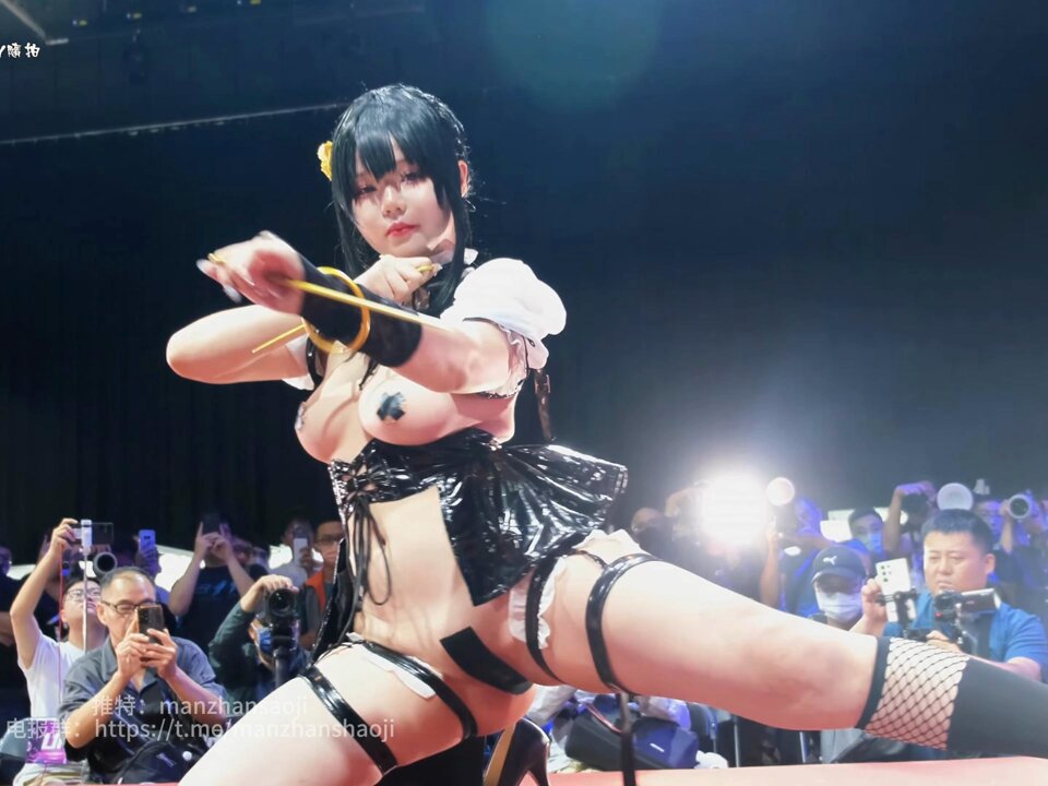 名璃只要是室内的展出  恨不得不穿衣服   漫展骚鸡coser    #漫展 #cosplay #暴露狂

同好交流电报群在主页置顶 