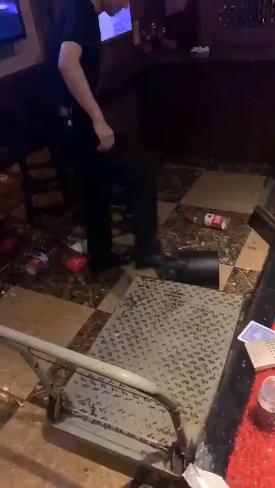 强力推荐很火的ktv醉酒事件，女孩被灌醉 屁眼被操到外翻 被同学轮流操完仍ktv不管了被发现时屁眼一直在流精液 

(
 