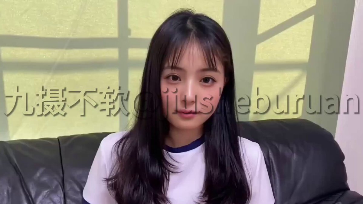 清純に見える学生服の成人女性がソファとベッドで野性的に犯される！黒ストッキングとパンティが裂かれ激しく突かれて連続絶頂