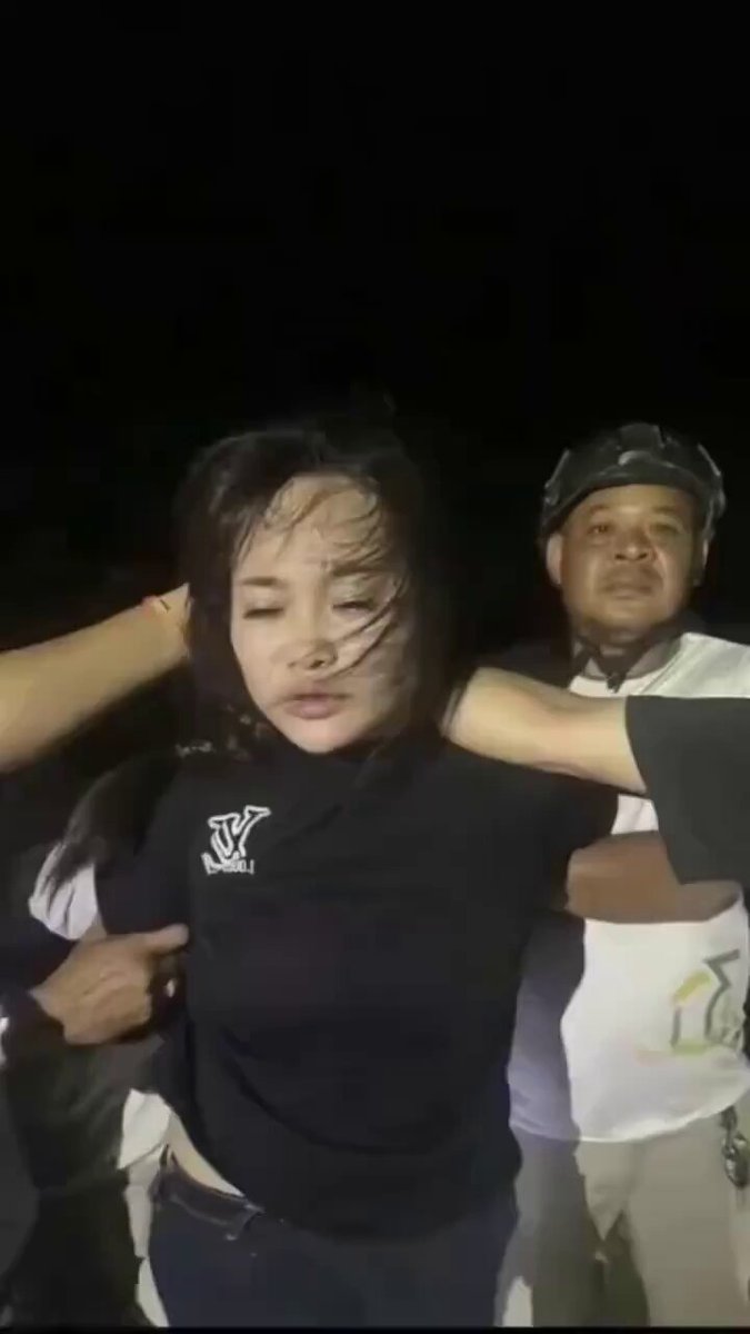 你们要的大嫂视频
网传这个大哥给了这个女人一个百达翡丽还有200万美金，让这个女人回越南。
但是这个女人弄一把枪弄了台车，奋不顾身的去救大哥。...