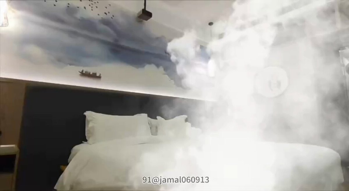 ホテルのベッド：カップで吸わせ、男が夢中で乳首を舐め、その後激しい後背位で突きまくる！煙に包まれた絶頂噴射