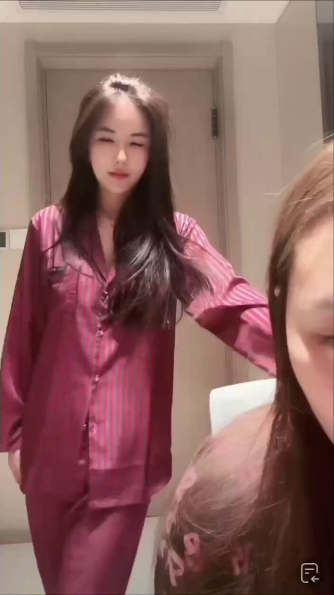 主播直播闺蜜凑过来结果走光了😂 