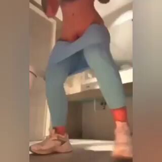 Bathroom Yoga Pants Expose Fat Butt and Big-Breasted Horny Woman Fingers Her Pussy Wildly
