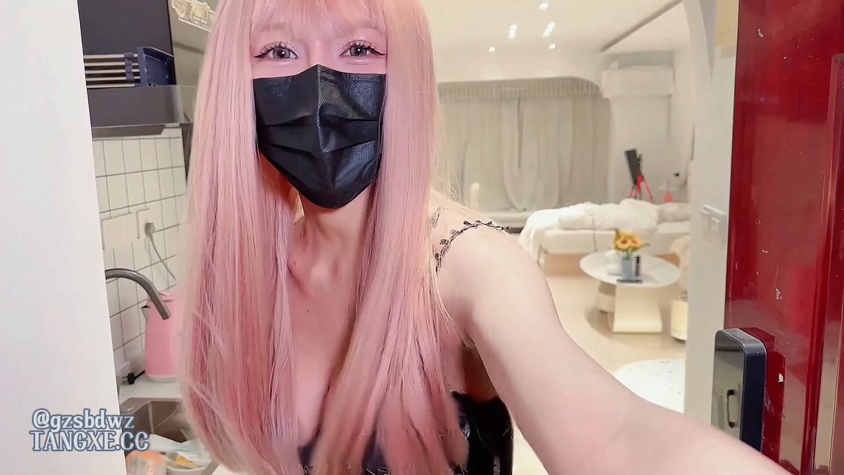 ピンク髪のマスク美女がソファで謎の男に激しく突かれ連続絶頂！