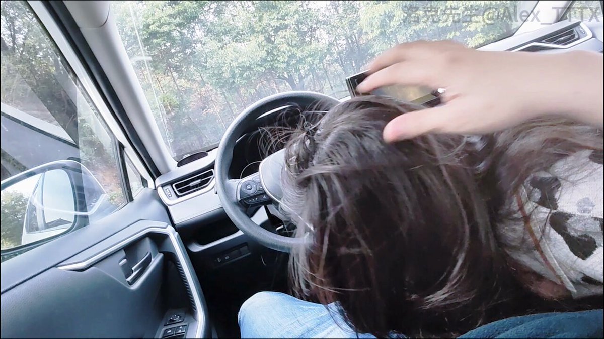 車内フェラ！長髪美女が運転しながらマスクを着けてチンコを舐める、超刺激的