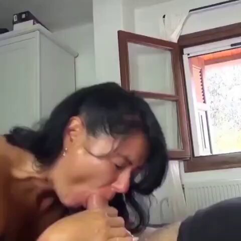 丰满熟女厨房狂舔大肉棒 口交吞精超湿润