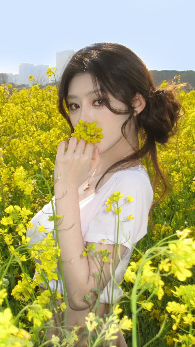 油菜花海巨乳美女诱惑，透视白T奶子晃荡想操