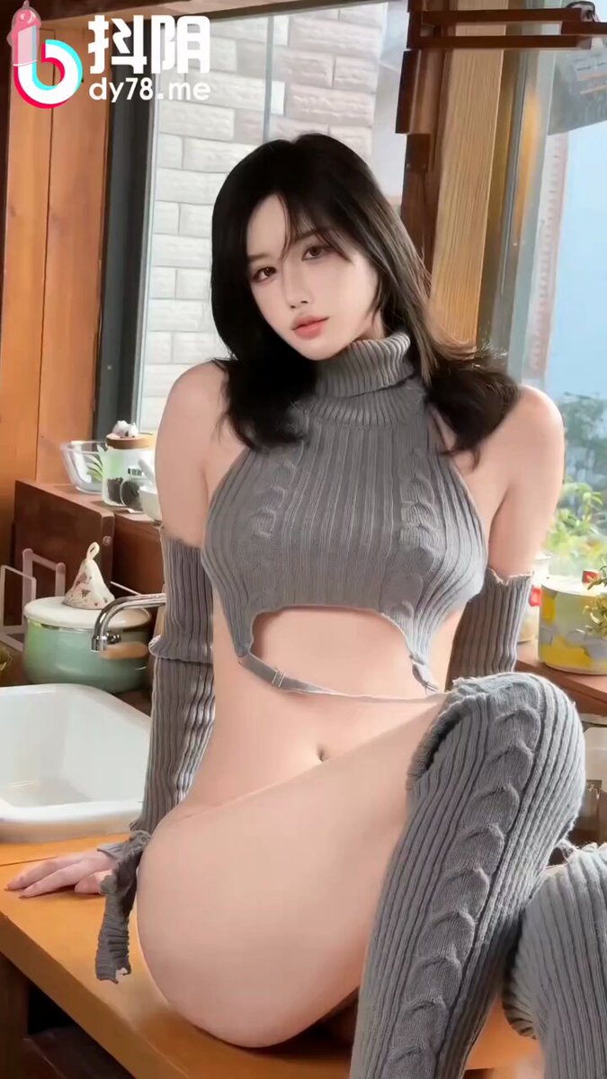 キッチンでグレーの股開きニットにストッキングのセクシー美女が誘惑！長い髪、巨乳とプリッとしたお尻が床に座って大きく脚を開きアソコを露出