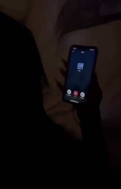 深夜の携帯隠し撮り：黒いストッキングの女性