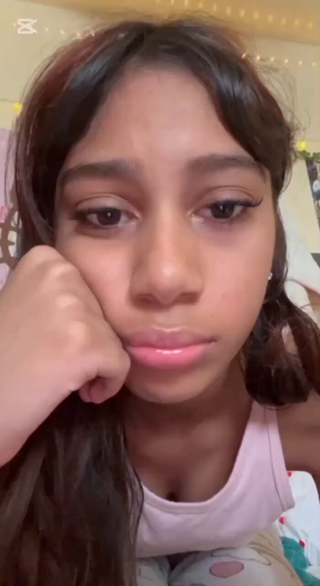 可愛いハーフの若い女性がピンクのキャミソールで脱ぎ見せ — 巨乳の誘惑！123av.fun独占