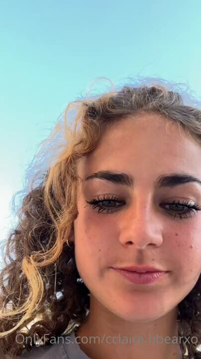 翘臀美女户外拉裤挑逗！超短热裤紧裹蜜桃臀狂摇