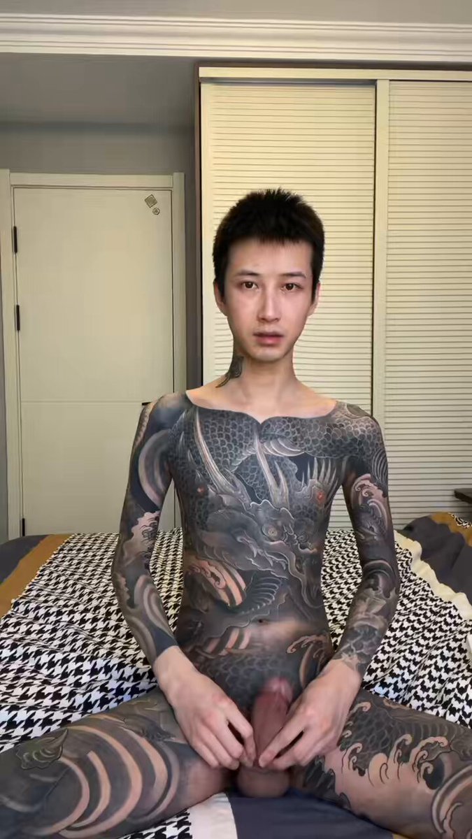 dy🎶网红何凯龙流出 大鸡巴真大 这一身通体大纹身 