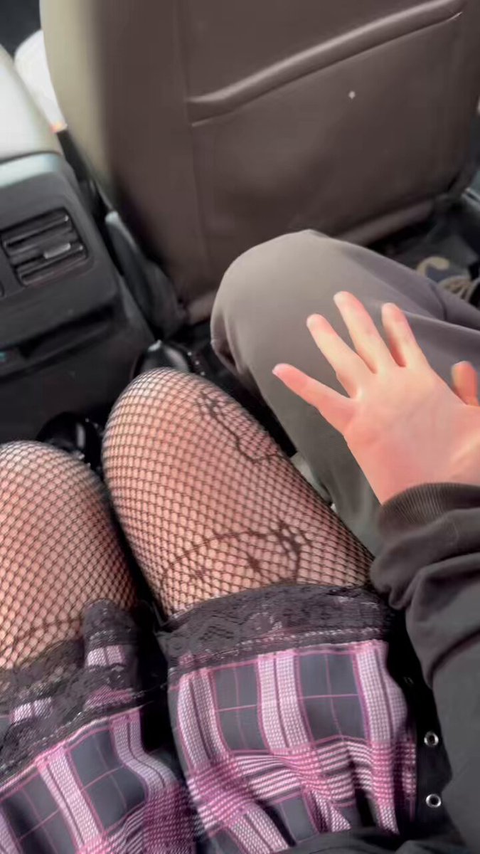 車内セックス猫娘：黒ストッキングのロリがスーパーで誘惑し脚を触る